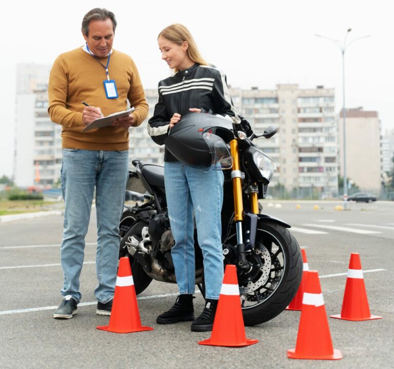 Examinateur notant une jeune motarde après son examen de conduite sur circuit